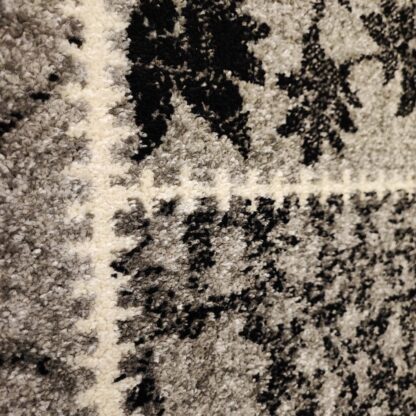 فرش ماشینی ساوین طرح چهل تیکه مدرن طوسی نقره ای روشن مشکی 4121